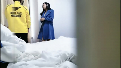 你送外卖很冷吗！快进来让我老婆的骚逼给你暖暖鸡巴